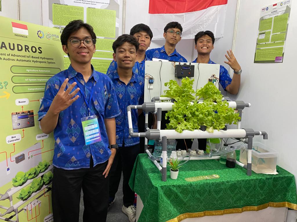 The AUDROS team with the built hydroponic system at the I2ASPO competition booth